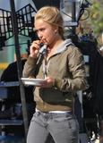 http://img170.imagevenue.com/loc1144/th_44487_Hayden_Panettiere_2008-11-03_-_on_the_set_of_Heroes_in_Manhattan_Beach_9385_122_1144lo.jpg