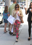 th_657217167_EmmaRoberts07062012EatingIceCreaminBeverlyHills27_122_27lo.jpg