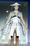 th_66365_Hussein_Chalayan_Paris_Fashion_Show_134_123_475lo.jpg