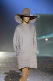 th_61164_Hussein_Chalayan_Paris_Fashion_Show_014_123_522lo.jpg